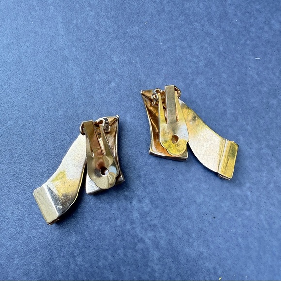 Vintage Gold Tone Abstract Clip On Earrings in Scroll Ribbon Design that Sparkle - Picture 16 of 17